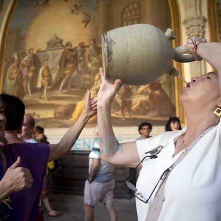 Vecinas beben del agua de los botijos en la Catedral de Toledo.