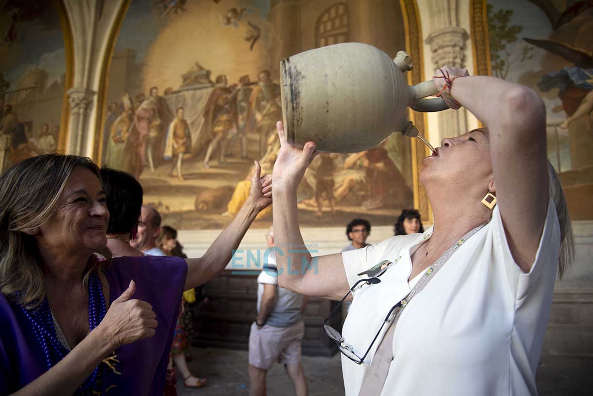 Vecinas beben del agua de los botijos en la Catedral de Toledo.