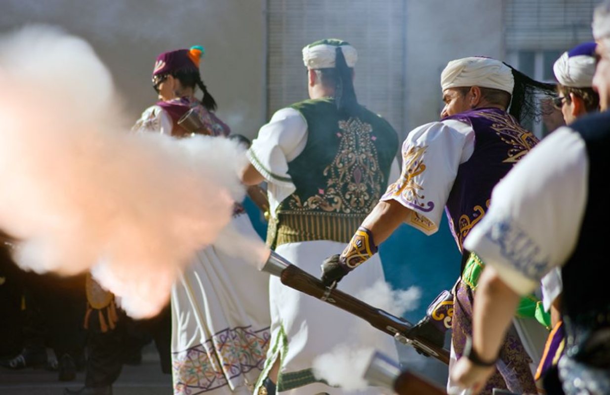 Fiestas de Moros y Cristianos en Caudete. Foto: Turismo Castilla-La Mancha.