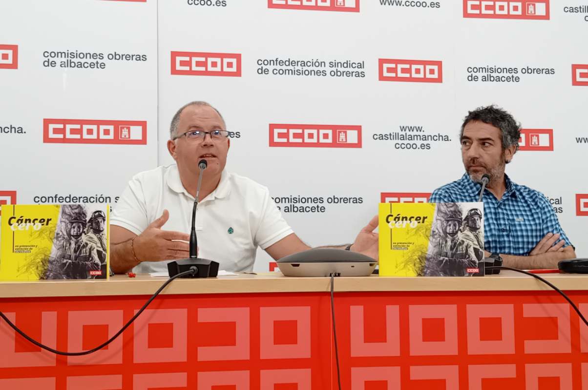 El delegado sindical de CCOO-Geacam, Manuel Amores, junto al delegado de prevención del sindicato en la empresa pública, Francisco Villarta. 