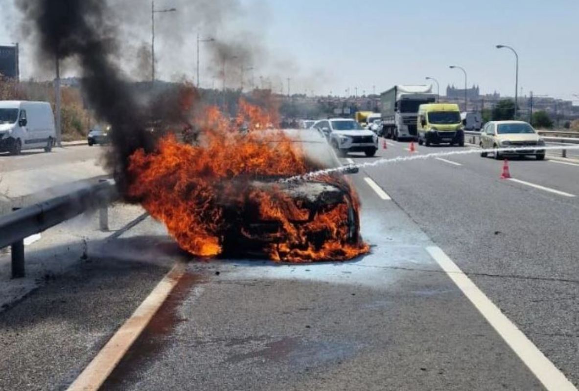 Así ardía un coche cerca de Toledo. Foto: Cpeis Toledo.