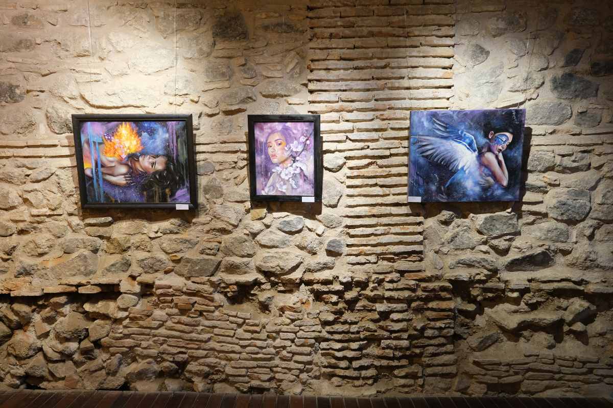 Exposición en las Cuevas de Hércules.