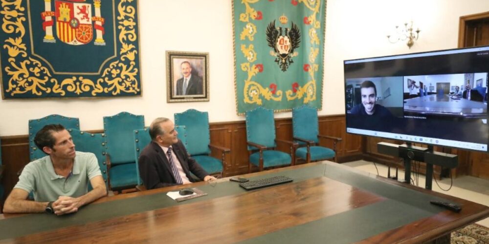 Un momento de la charla entre Gregorio, Núñez y Paco Cubelos. Foto: Ayuntamiento de Talavera.