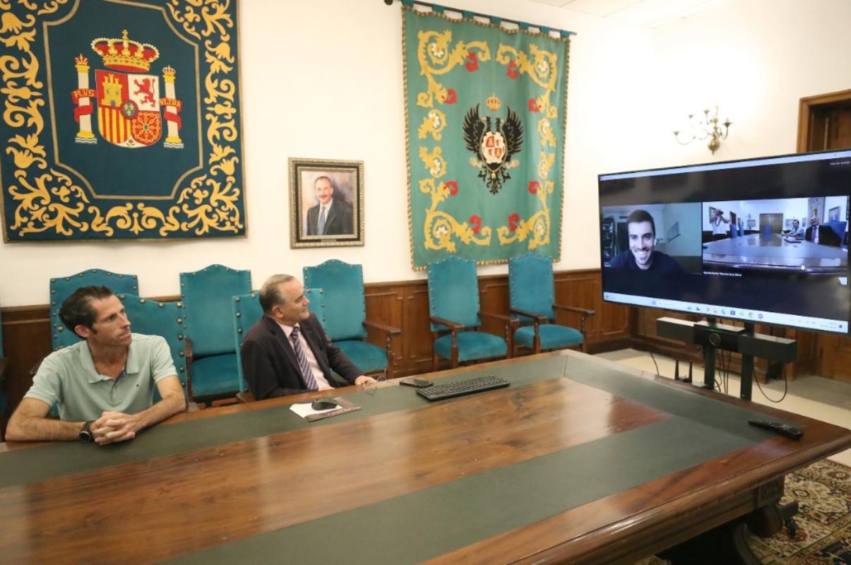 Un momento de la charla entre Gregorio, Núñez y Paco Cubelos. Foto: Ayuntamiento de Talavera.