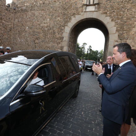 El féretro del ciclista Federico Martín Bahamontes, llega a la Puerta de Bisagra y es recibido por el alcalde de Toledo, Carlos Velázquez. © Óscar Huertas.