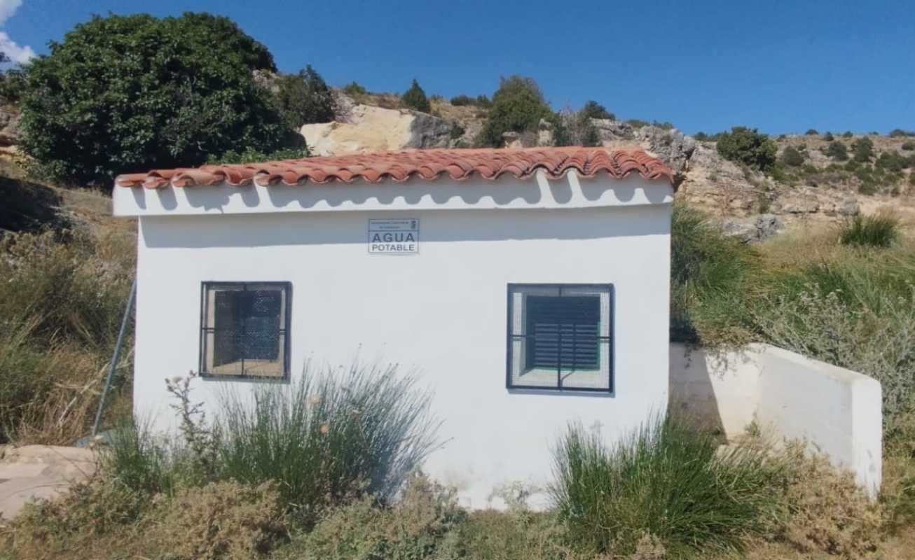 Fuente de Villar de Cañas, en Carboneras de Guadazaón, con un cartel de agua potable, a pesar de que supera los niveles de nitratos.