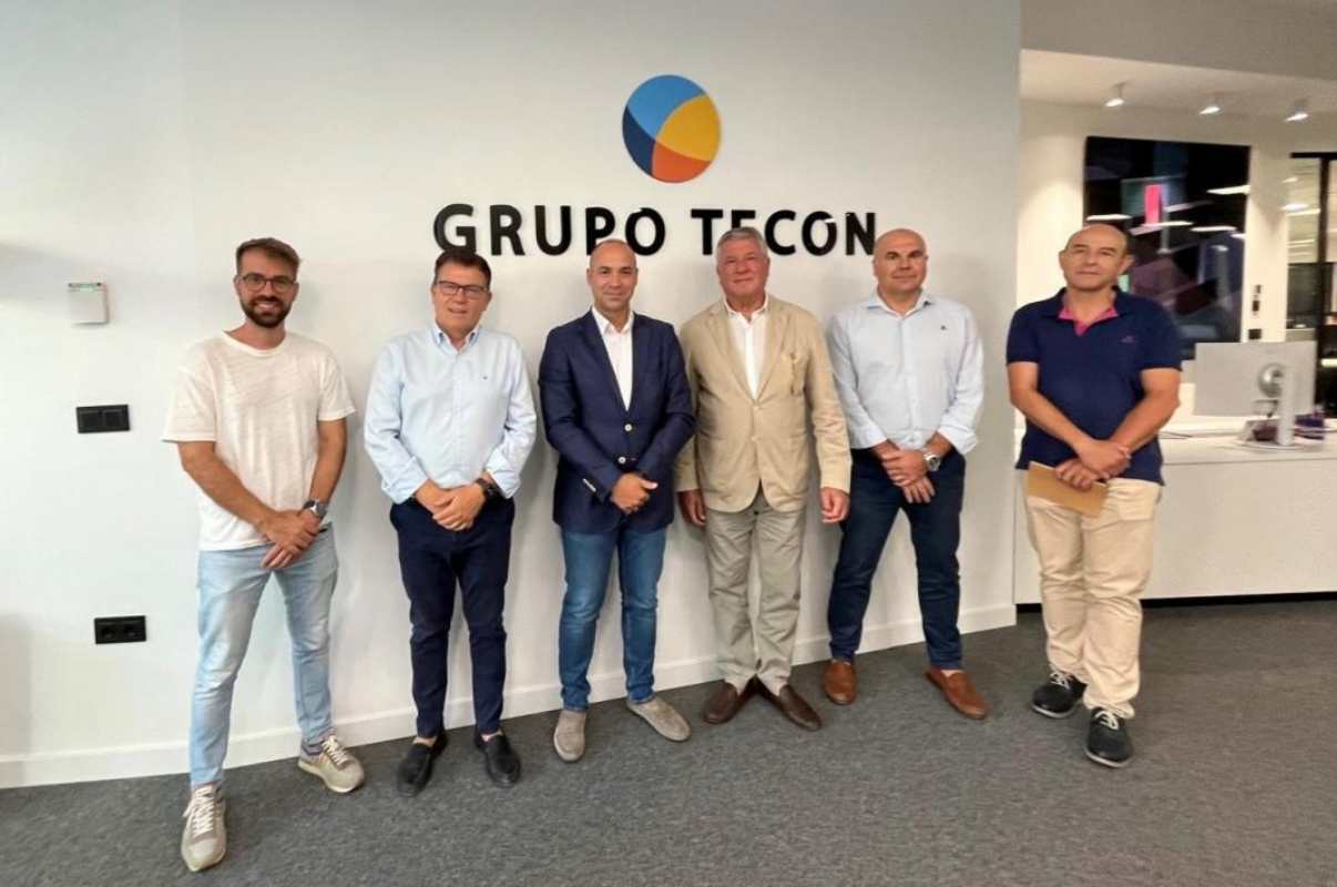 El director general de Formación Profesional, José Rodrigo Cerrillo, durante una visita a la empresa Tecon en Albacete