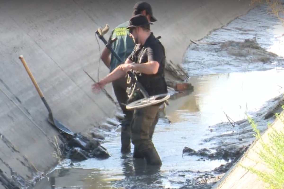 Agentes de la Guardia Civil buscan el arma homicida en el canal de Mocejón