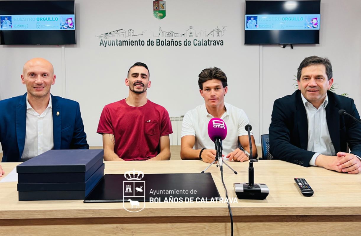 Fran Lara (con el suéter rojo) y Fran García, agasajados por su pueblo.