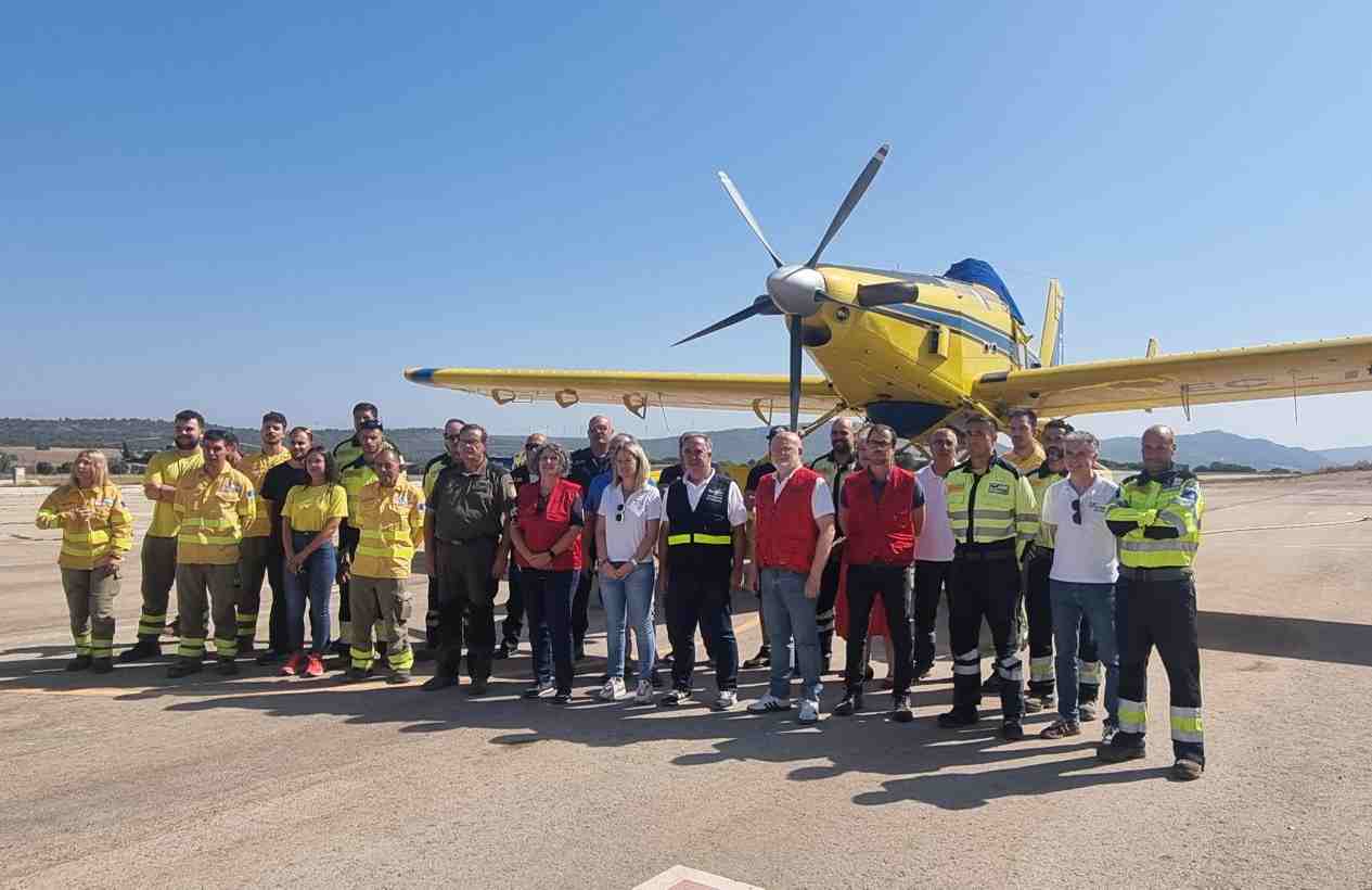 La consejera de Desarrollo Sostenible, Mercedes Gómez, durante su visita a la base helitransportada de Carcelén (Albacete)