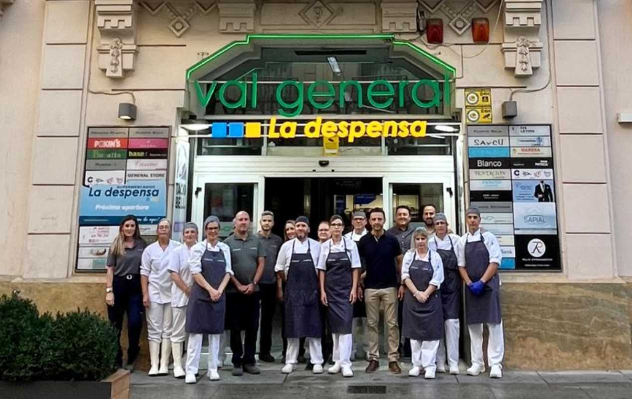 Inauguración de La Despensa en un histórico centro comercial de Albacete.