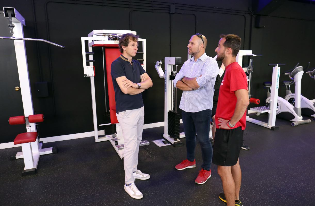 Lozano visitó la Sala Fitness del Pabellón de Santa María de Benquerencia.