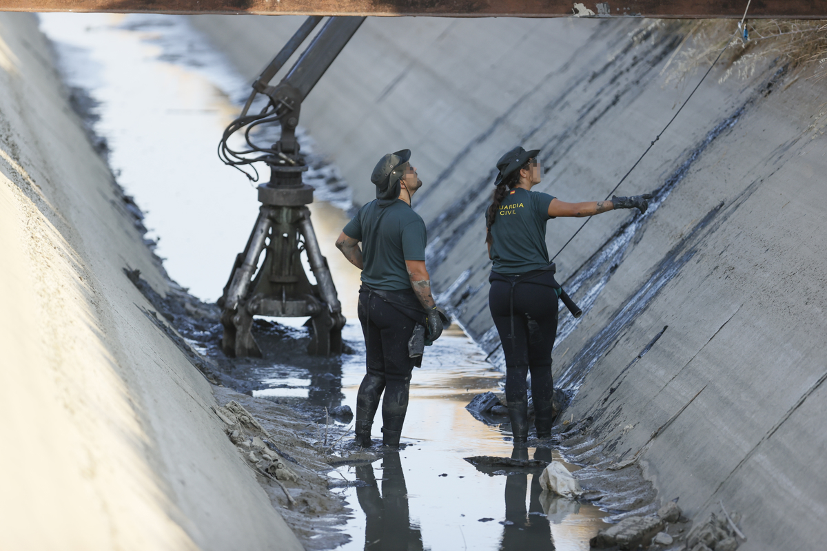 La Guardia Civil rastrea el canal de Mocejón. EFE/ Ismael Herrero.