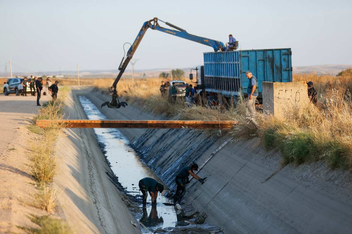 La Guardia Civil rastrea el canal de Mocejón para encontrar el arma homicida. Foto: EFE/Ismael Herrero