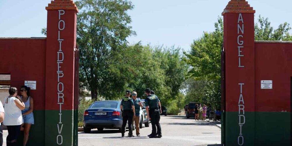 Unos agentes de la Guardia Civil en la entrada al campo de fútbol de Mocejón. EFE/Ismael Herrero