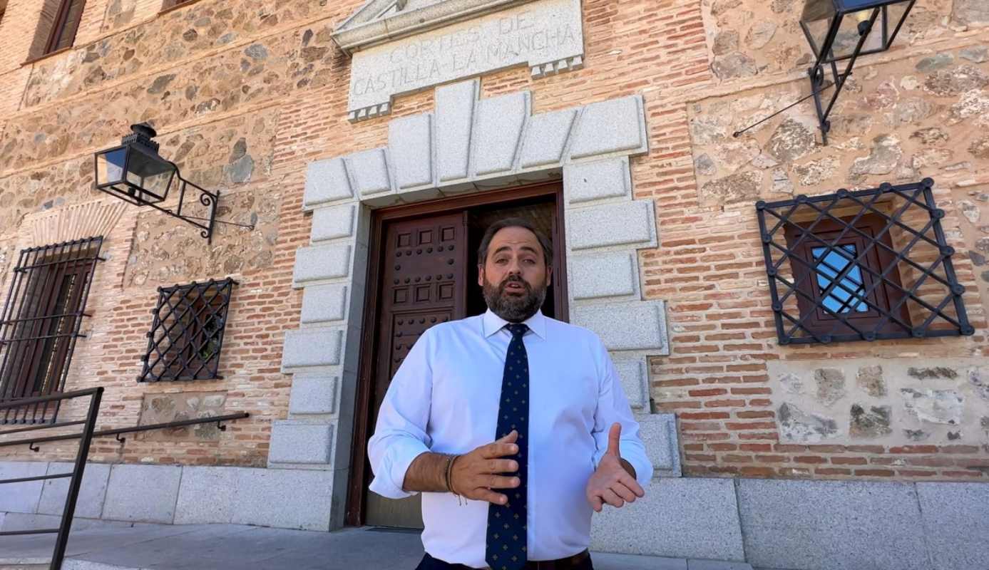 Paco Núñez, a las puertas del parlamento autonómico.