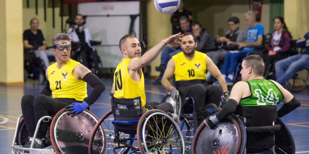 Imagen de jugadores de baloncesto en el Hospital Nacional de Parapléjicos.