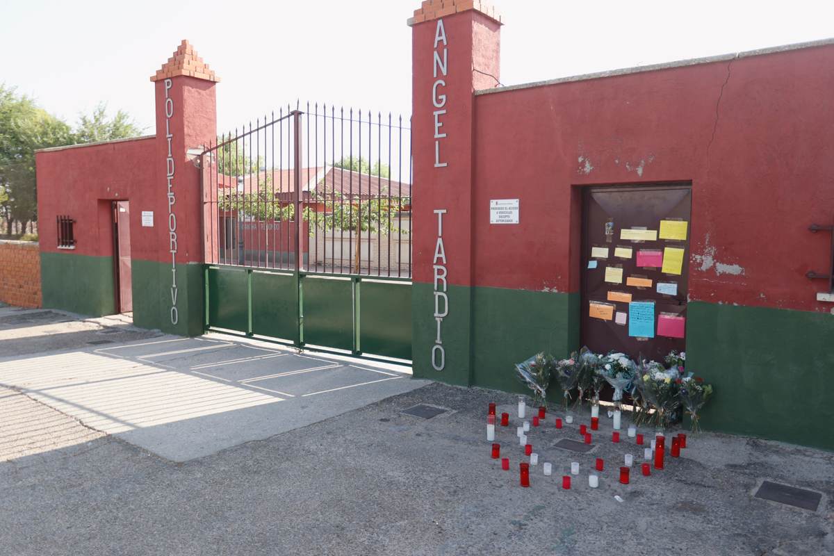 Velas y flores en homenaje a Mateo ante el polideportivo Ángel Tardío. Foto: EFE.