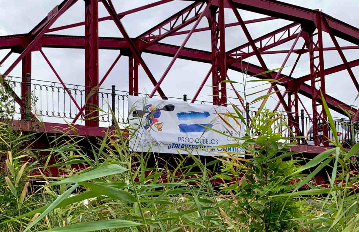 Puente de hierro de Talavera con pancartas de apoyo a Paco Cubelos.