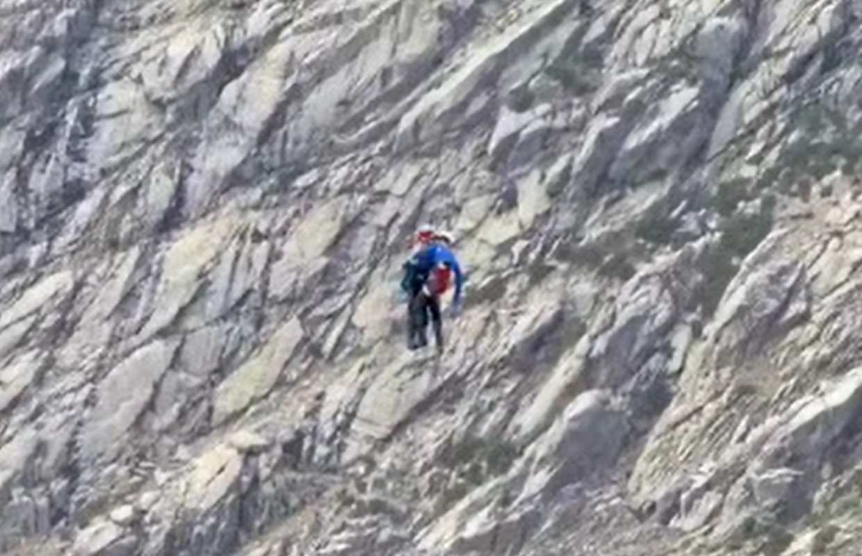 Un momento del rescate de Javier García Martín.