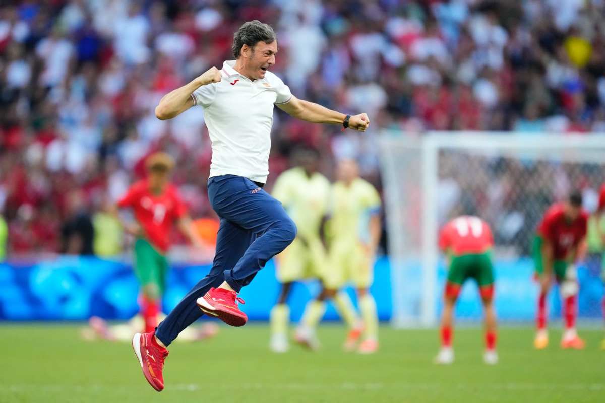 Santi Denia celebrando el pase a la final de España de fútbol masculino.