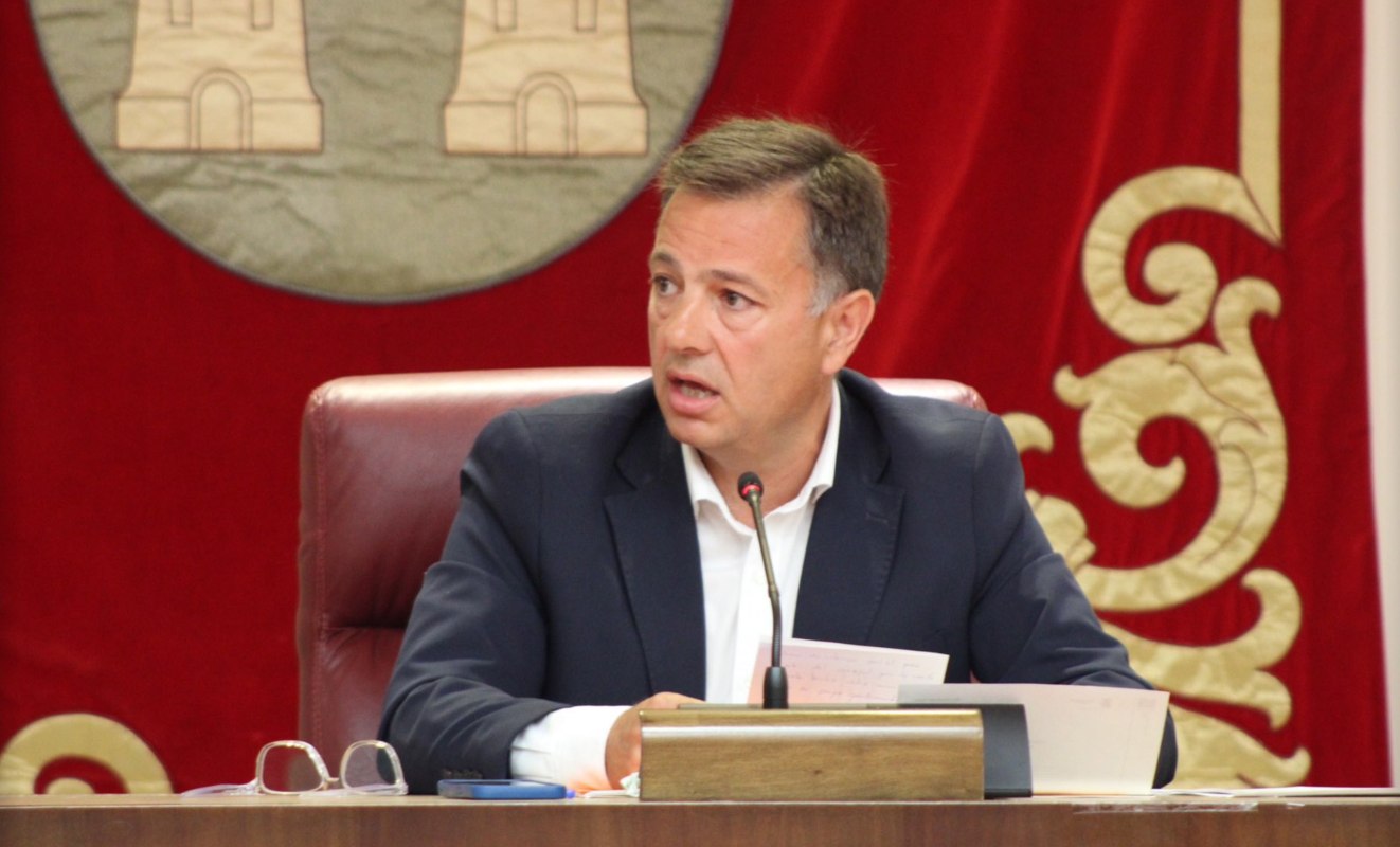 El alcalde de Albacete, Manuel Serrano, durante el pleno. Foto: Ayuntamiento de Albacete.