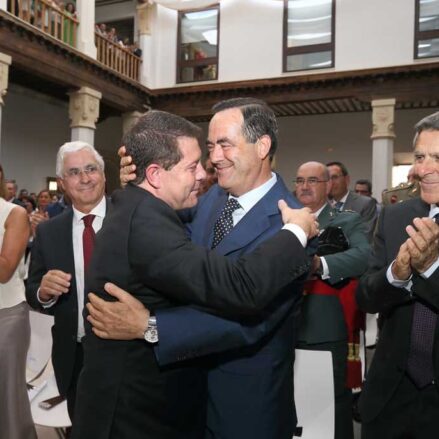 Emiliano García-Page toma posesión como presidente de la Junta y saluda a los cuatro presidentes que le han precedido. © Álvaro Ruiz.