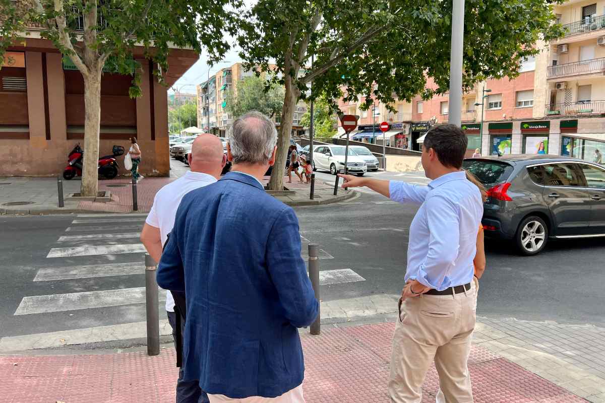 Visita del alcalde Carlos Velázquez al barrio de Santa Teresa.