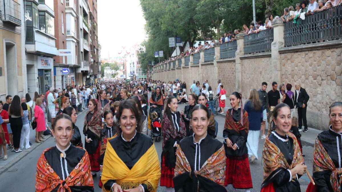 Vecinos de Guadalajara vestidos de alcarreños en la procesión de Guadalajara