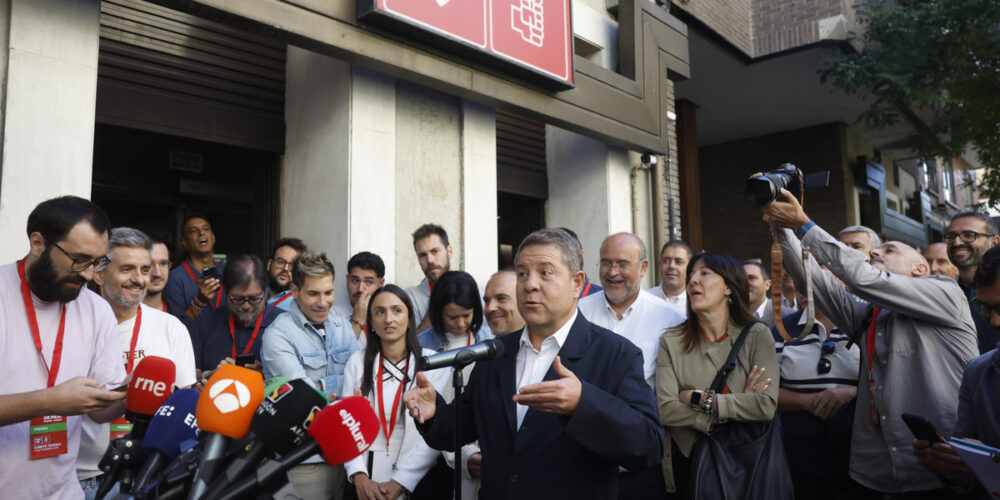 El presidente de Castilla-La Mancha, Emiliano García-Page, a su llegada al Comité Federal de su partido este sábado en Madrid. EFE/ Juanjo Martín.