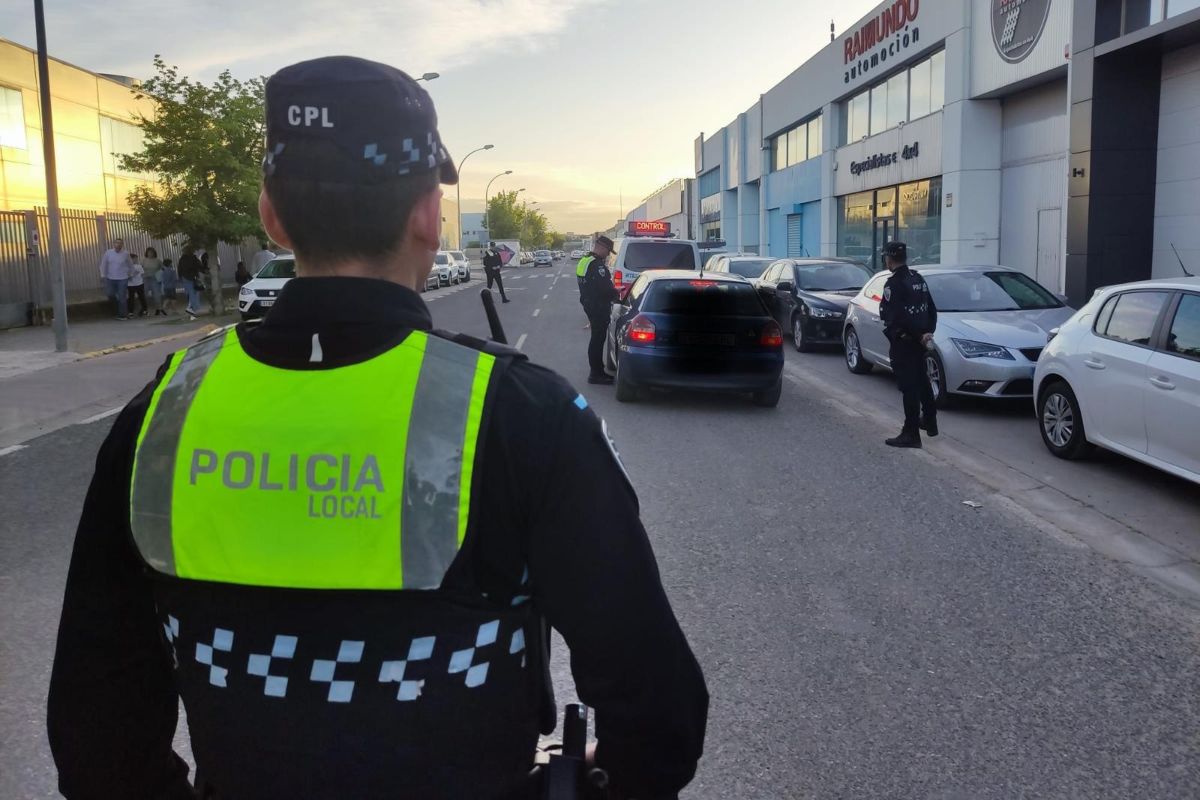 Agentes de la Policía Local de Ciudad Real efectuando un control de alcoholemia