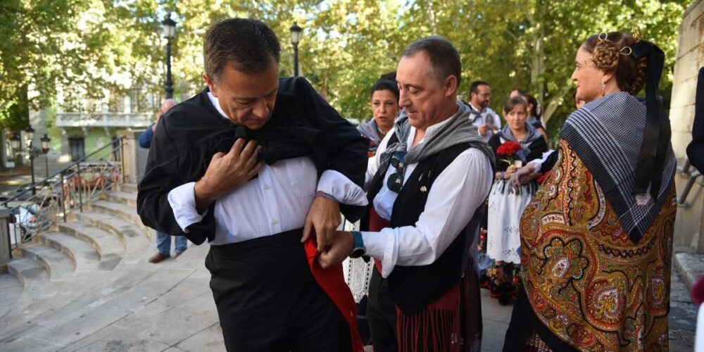 Manuel Serrano asistió a la misa y ofrenda floral a la patrona.