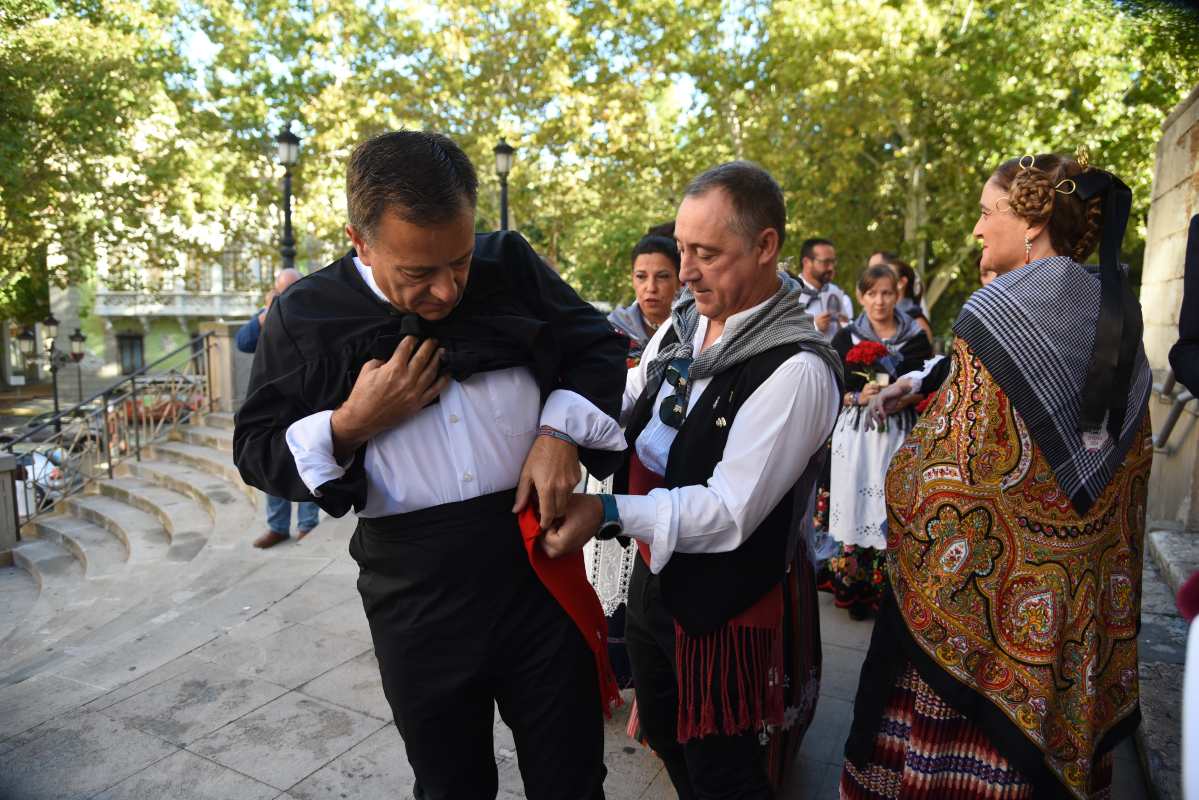 Manuel Serrano asistió a la misa y ofrenda floral a la patrona.