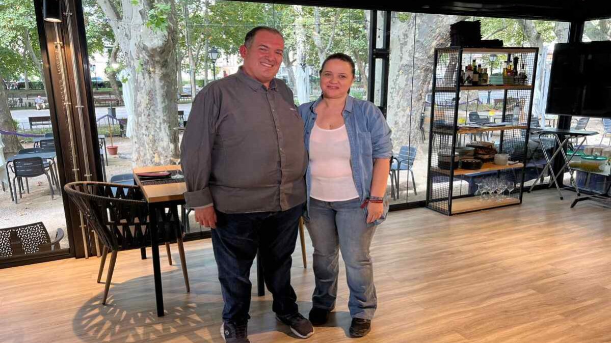 Juanma Muñoz, chef y Susana Pradillo, propietaria del Kiosko de la Alameda de Brihuega (Guadalajara)