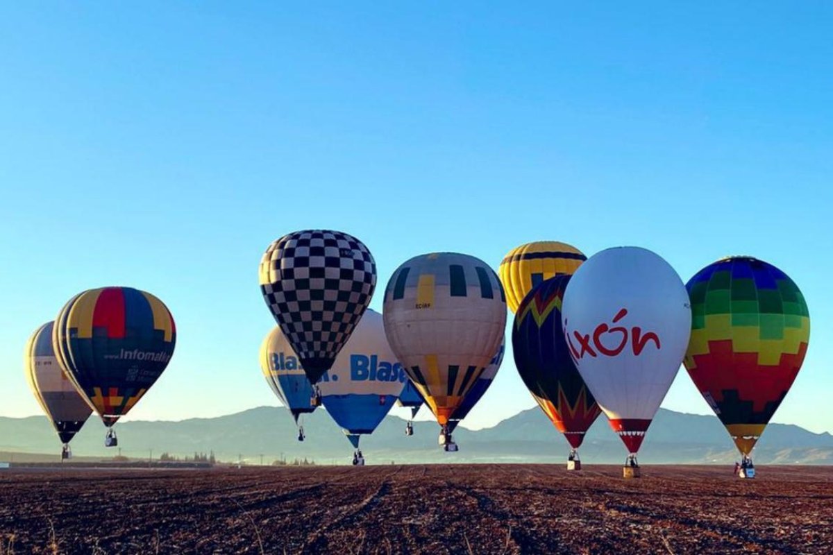 Imagen de archivo de varios globos aerostáticos en una exhibición