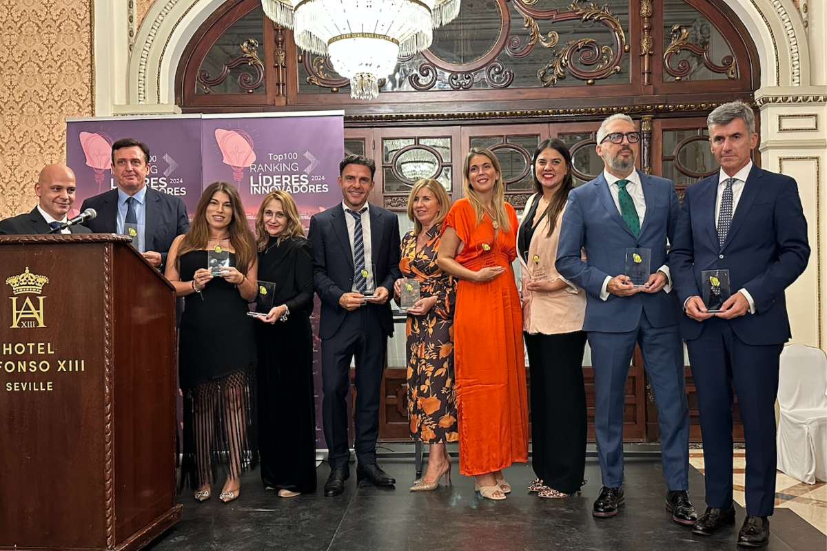 Joaquín Gómez del Pino (2º dcha) en la entrega de premios