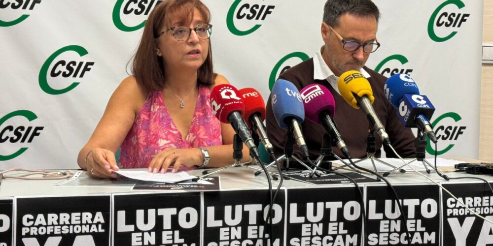 La presidenta de CSIF Sanidad en Castilla-La Mancha, Ana Isabel Fernández; y el vicepresidente, Guillermo Rubio