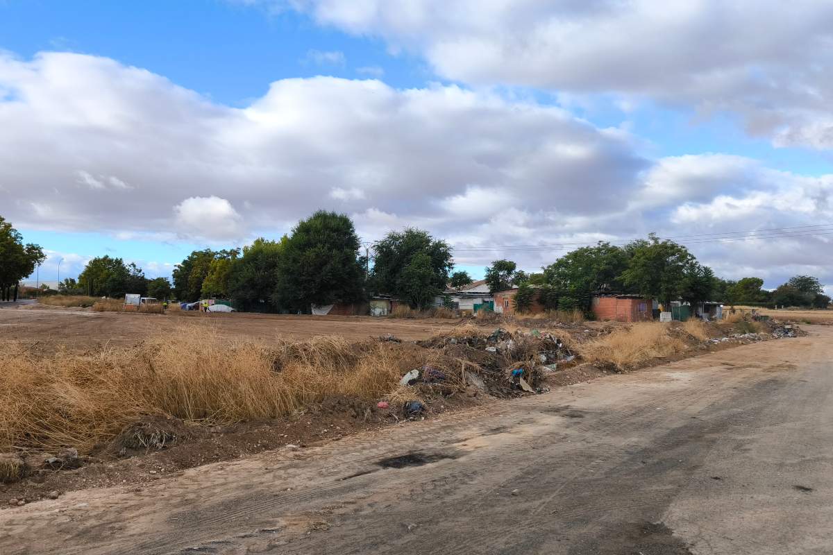 Labores de limpieza en el poblado chabolista de San Martín de Porres