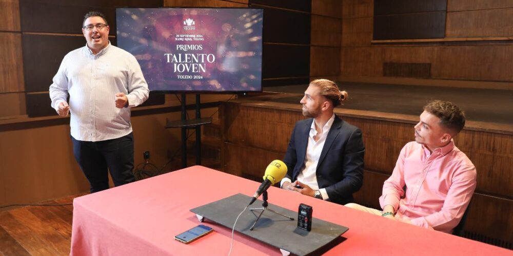 El concejal y SerOnoser y Valmaseda, presentadores de los Premios Talento Joven.