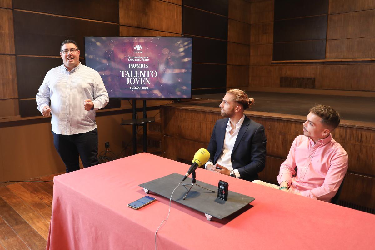 El concejal y SerOnoser y Valmaseda, presentadores de los Premios Talento Joven.