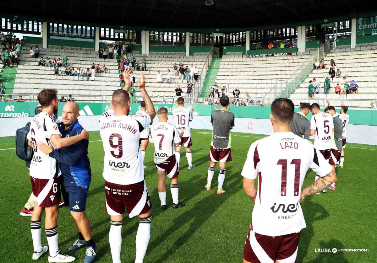 Los jugadores del Albacete Balompié celebran el triunfo frente al grupo de aficionados que se desplazó a Ferrol.