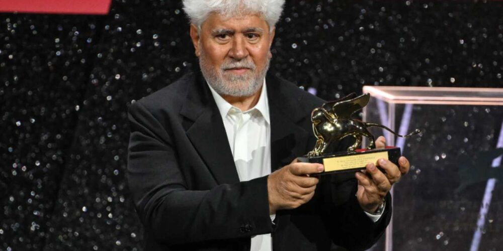 Almodóvar recogiendo el León de Oro del Festival de Venecia. Foto: EFE/ETTORE FERRARI.