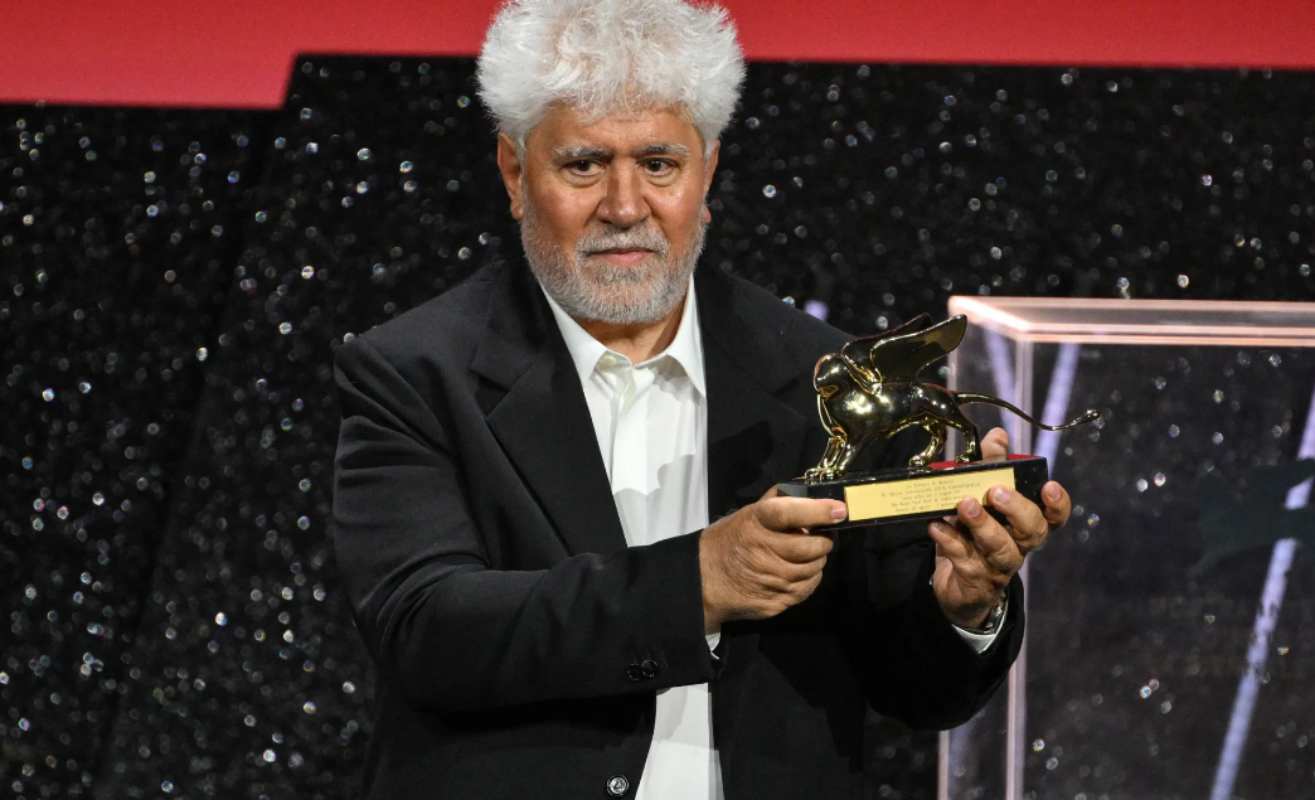 Almodóvar recogiendo el León de Oro del Festival de Venecia. Foto: EFE/ETTORE FERRARI.