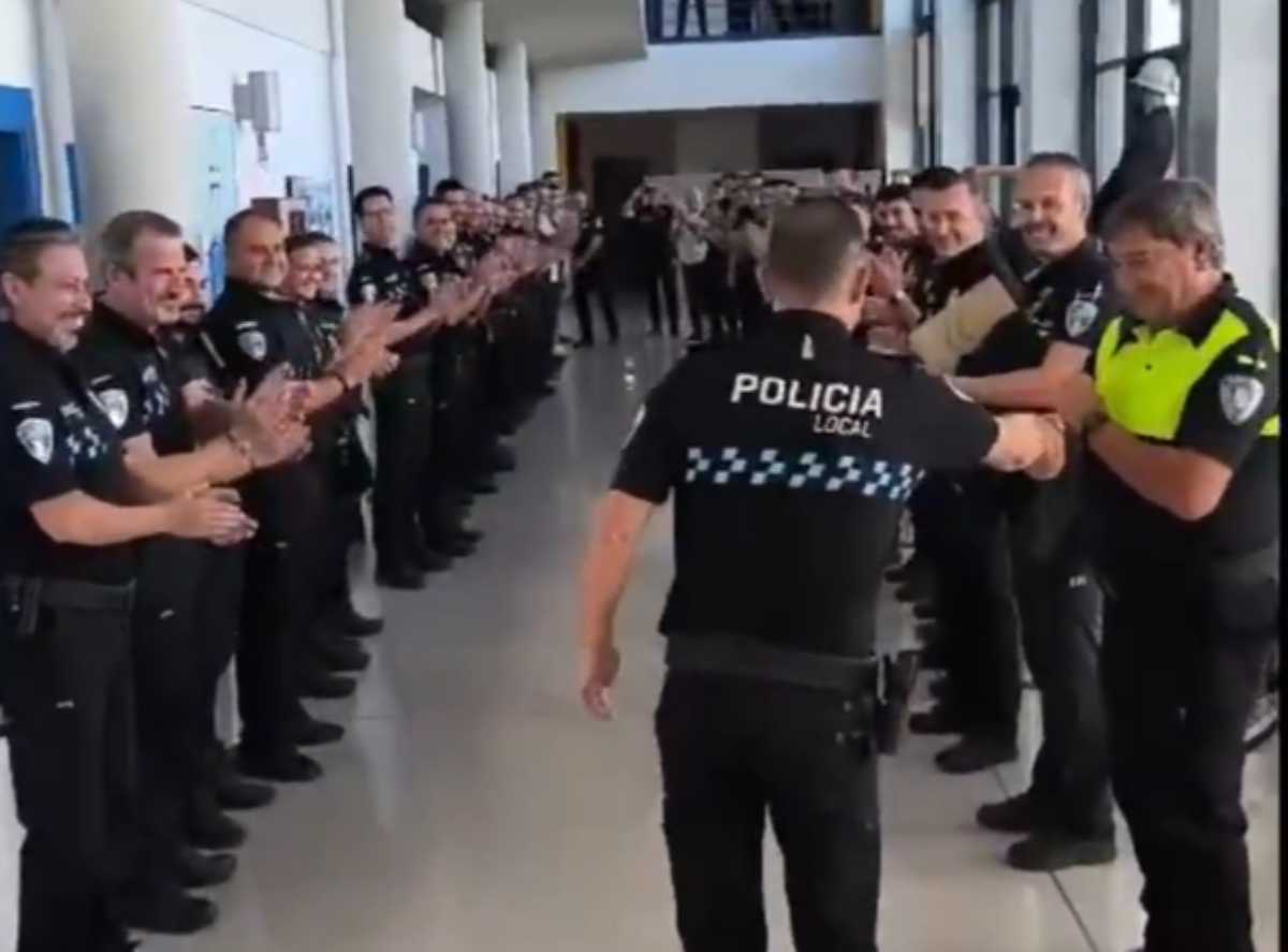 Aplauso a Ricardo Berruga el último día de servicio en la Policía Local de Albacete.