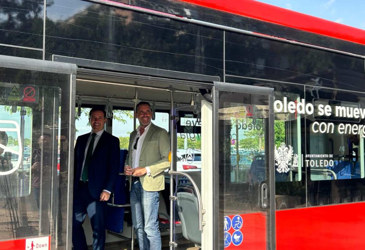 El alcalde de Toledo, Carlos Velázquez, en la presentación de estos vehículos, junto con el concejal de Movilidad, Iñaki Jiménez. 