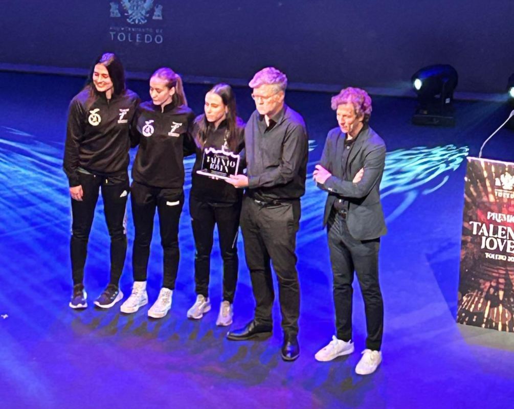 Momento en el que las deportistas del BM Toledo Imperial recogieron el premio vestidas de negro.