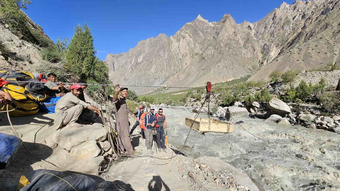 La Fundación Sarabastall instaló una tirolina en el río Hushé.