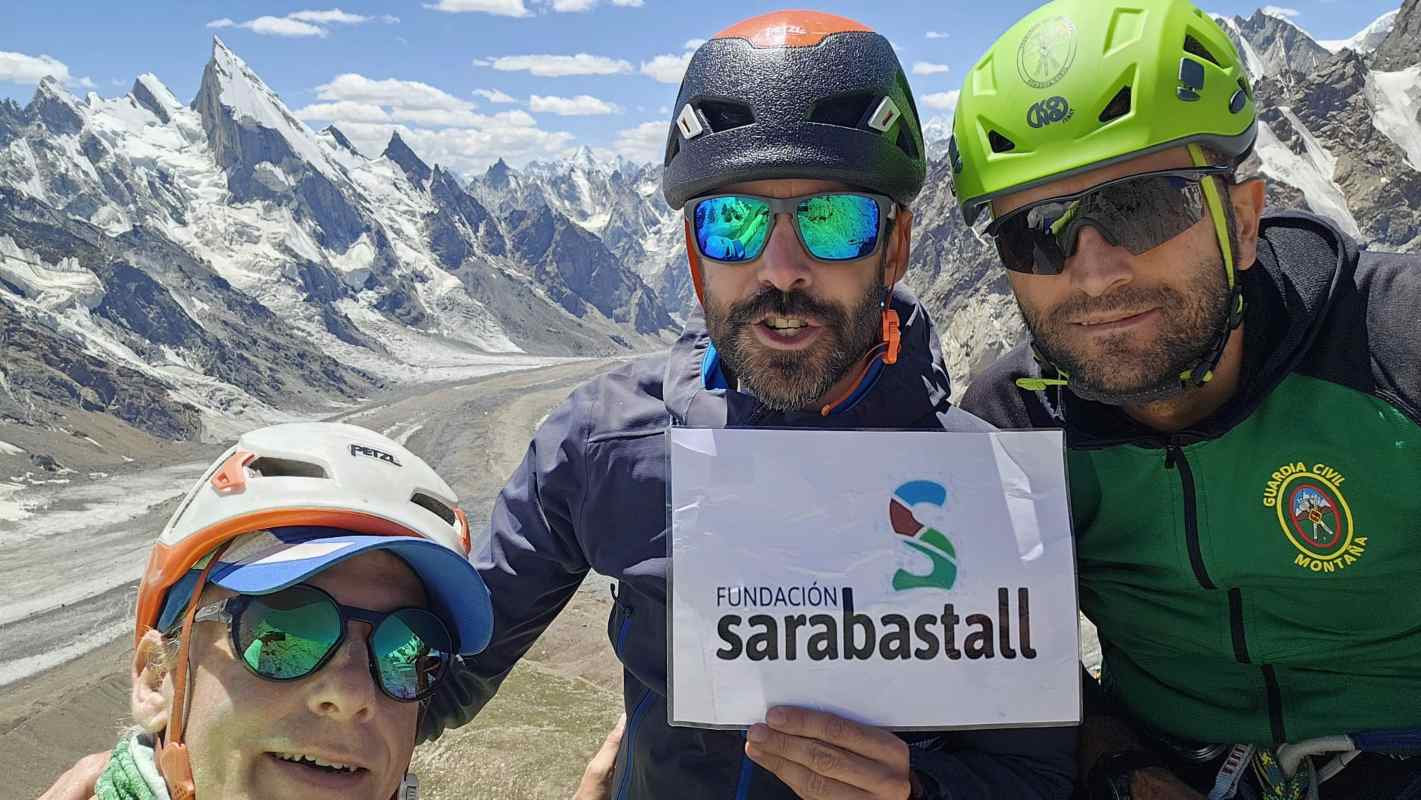 Óscar Cardo (izquierda) Álvaro Corrochano y Baín Gutiérrez, en el valle de Hushé.