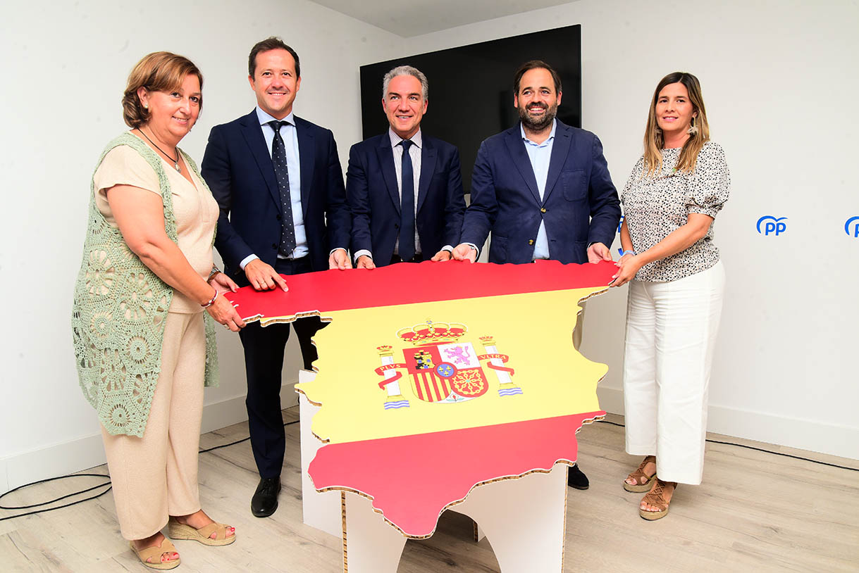 Conchi Cedillo, Carlos Velázquez, Elías Bendodo, Paco Núñez y Carolina Agudo.