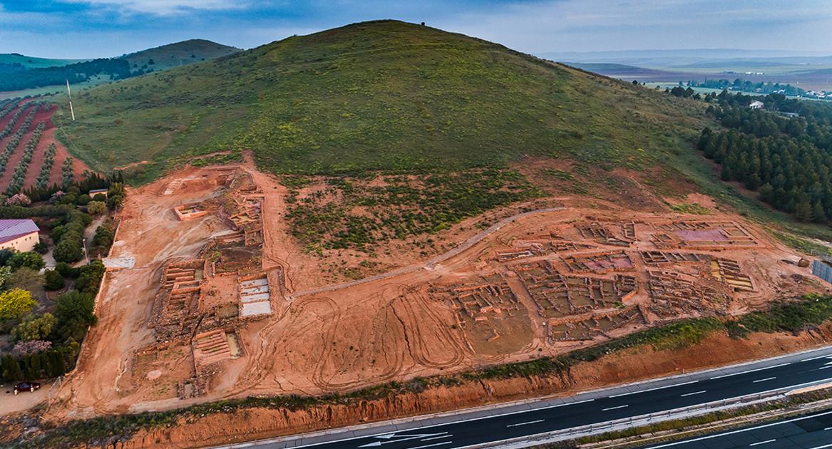 Imagen del cerro completo que ocupa el Parque Arqueológico